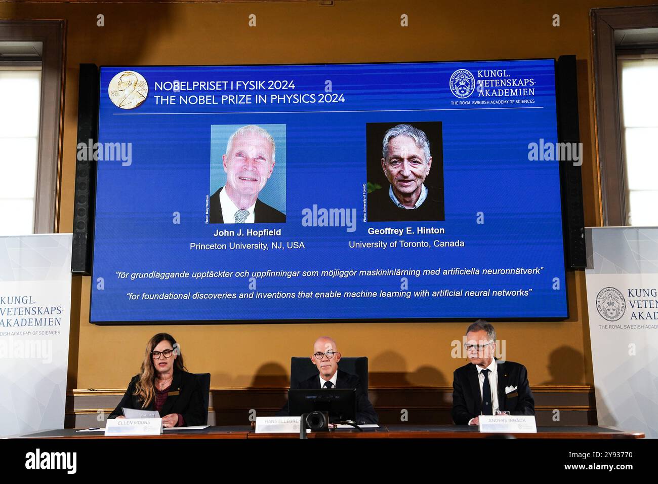 Stoccolma, Svezia. 8 ottobre 2024. Il Premio Nobel per la fisica 2024 è stato annunciato a Stoccolma, Svezia, 8 ottobre 2024. Il premio Nobel per la fisica nel 2024 è stato assegnato a due scienziati, John J. Hopfield e Geoffrey E. Hinton, per le scoperte e le invenzioni fondamentali che consentono l'apprendimento automatico con reti neurali artificiali, ha detto martedì la Royal Swedish Academy of Sciences. Crediti: Peng Ziyang/Xinhua/Alamy Live News Foto Stock