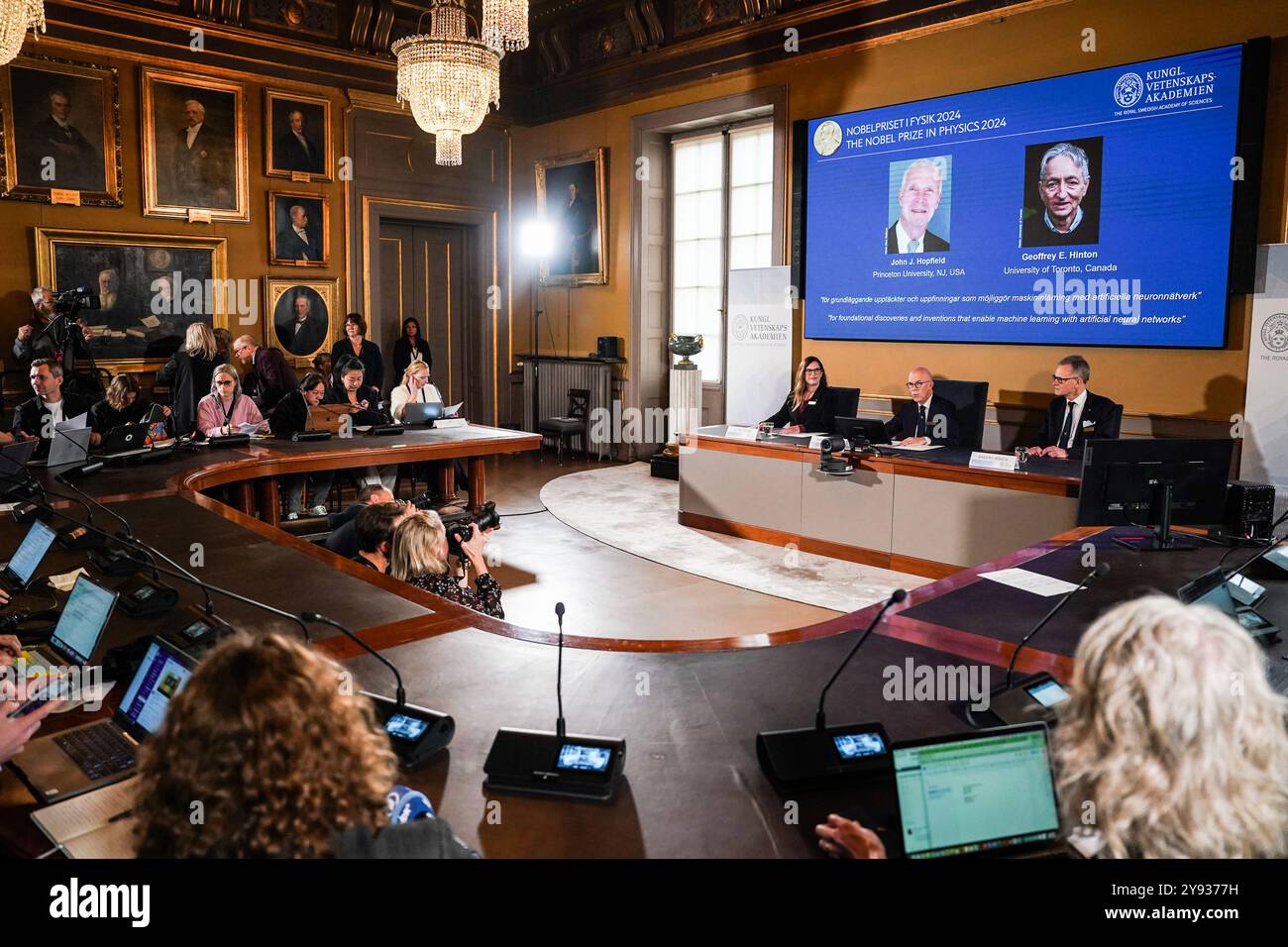 Stoccolma, Svezia. 8 ottobre 2024. Il Premio Nobel per la fisica 2024 è stato annunciato a Stoccolma, Svezia, 8 ottobre 2024. Il premio Nobel per la fisica nel 2024 è stato assegnato a due scienziati, John J. Hopfield e Geoffrey E. Hinton, per le scoperte e le invenzioni fondamentali che consentono l'apprendimento automatico con reti neurali artificiali, ha detto martedì la Royal Swedish Academy of Sciences. Crediti: Peng Ziyang/Xinhua/Alamy Live News Foto Stock