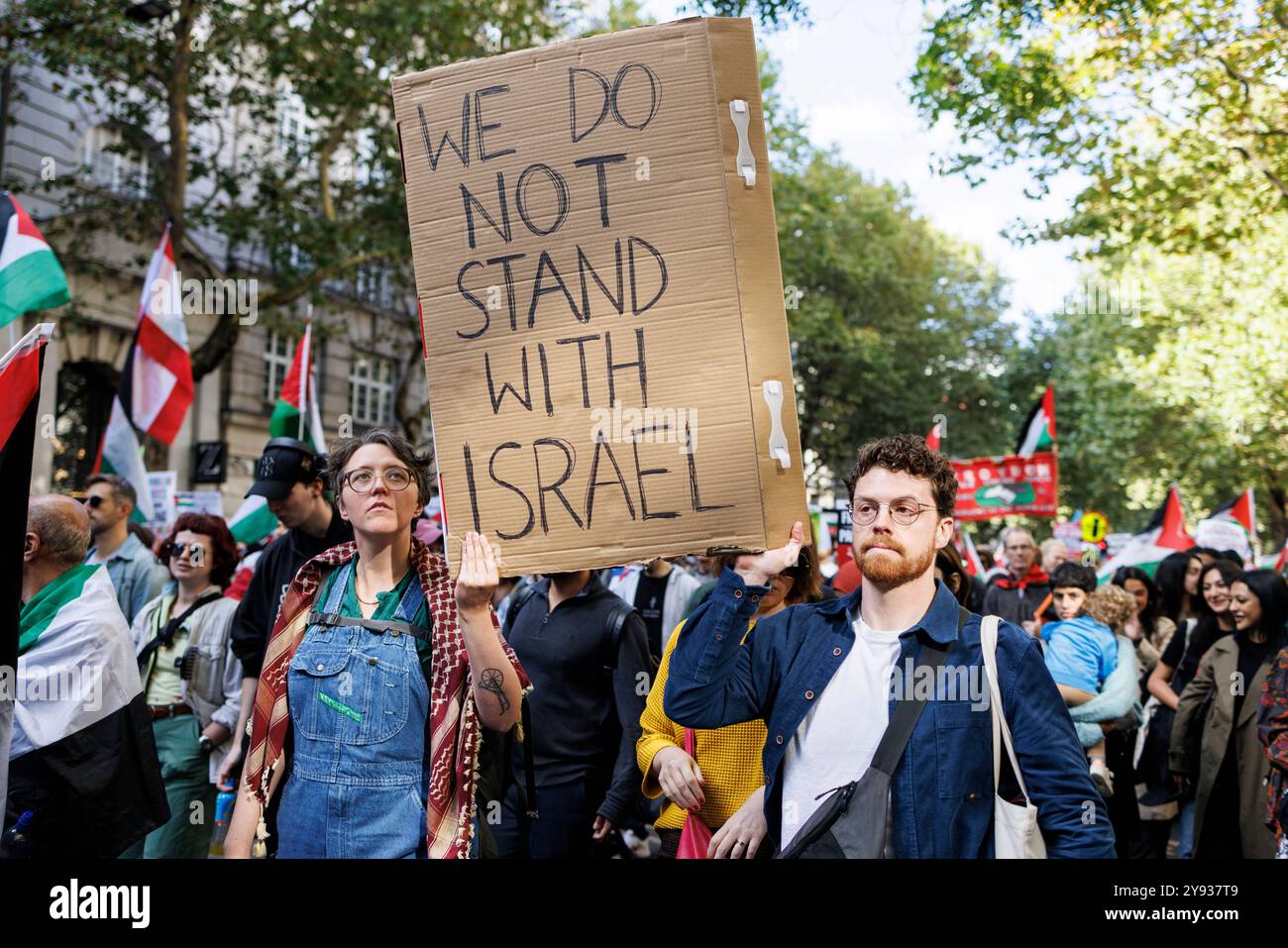 Circa 200 mila persone marciarono da Russell Sq. A Whitehall, chiedendo la fine delle violazioni dei diritti umani di Israele, la cessazione delle vendite di armi a Israele e un cessate il fuoco immediato. Foto Stock