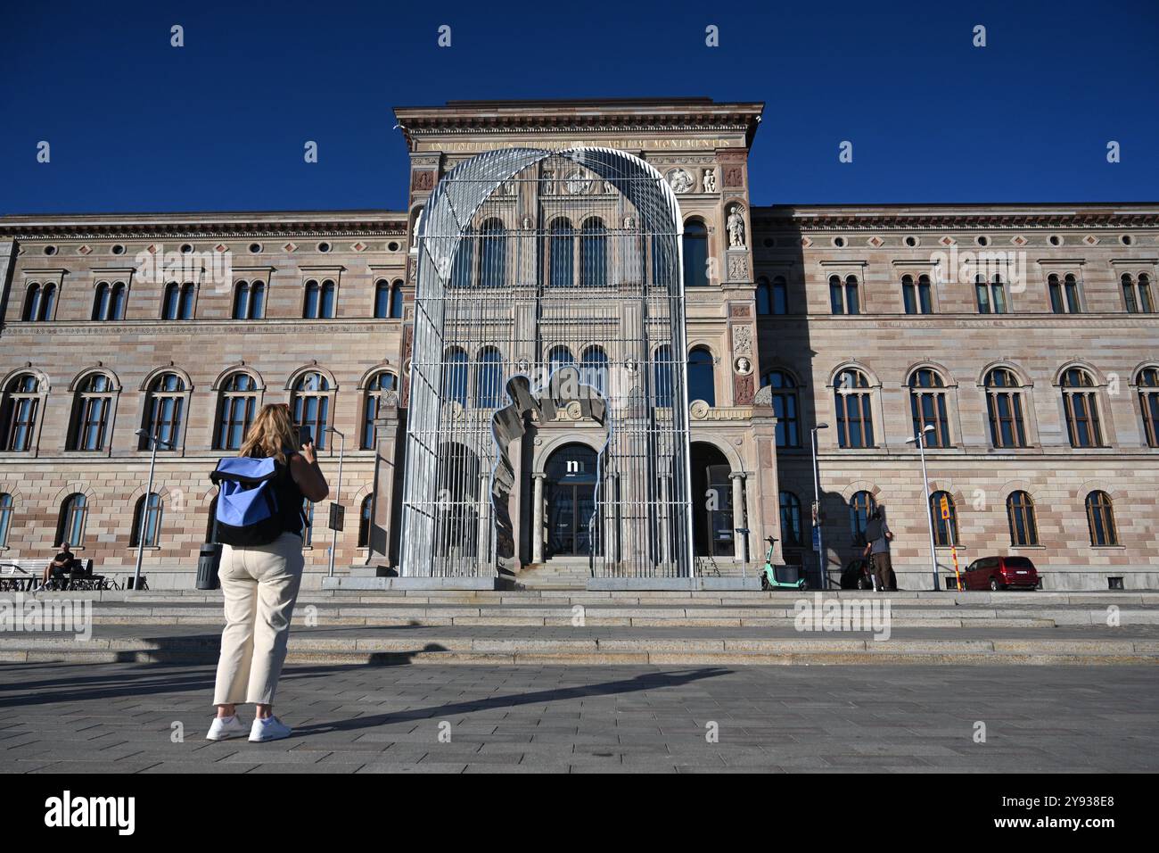 Stoccolma, Svezia - 30 luglio 2024: L'Arco di ai Weiwei di fronte al Nationalmuseum (o Museo Nazionale delle Belle Arti) di Stoccolma. Foto Stock