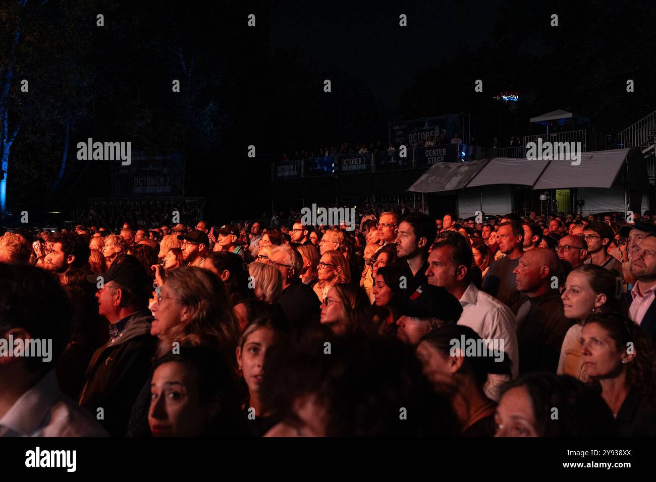 New York, New York, Stati Uniti. 7 ottobre 2024. Centinaia di persone hanno partecipato al Central Park di New York il 7 ottobre 2024 per commemorare il primo anniversario degli attentati terroristici del 7 ottobre in Israele. (Credit Image: © Lev Radin/Pacific Press via ZUMA Press Wire) SOLO PER USO EDITORIALE! Non per USO commerciale! Foto Stock