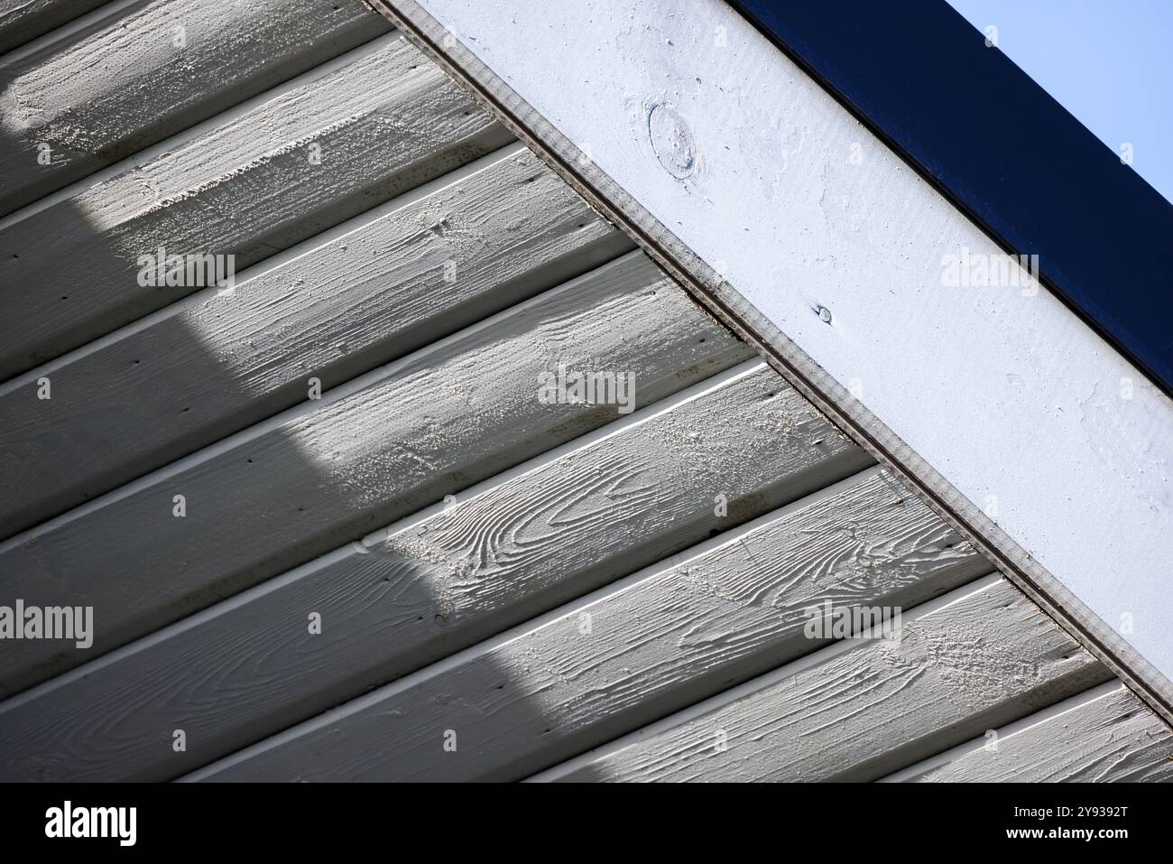 Soffitto bianco in legno con ombra sotto il cielo blu, foto di sfondo dell'architettura astratta Foto Stock
