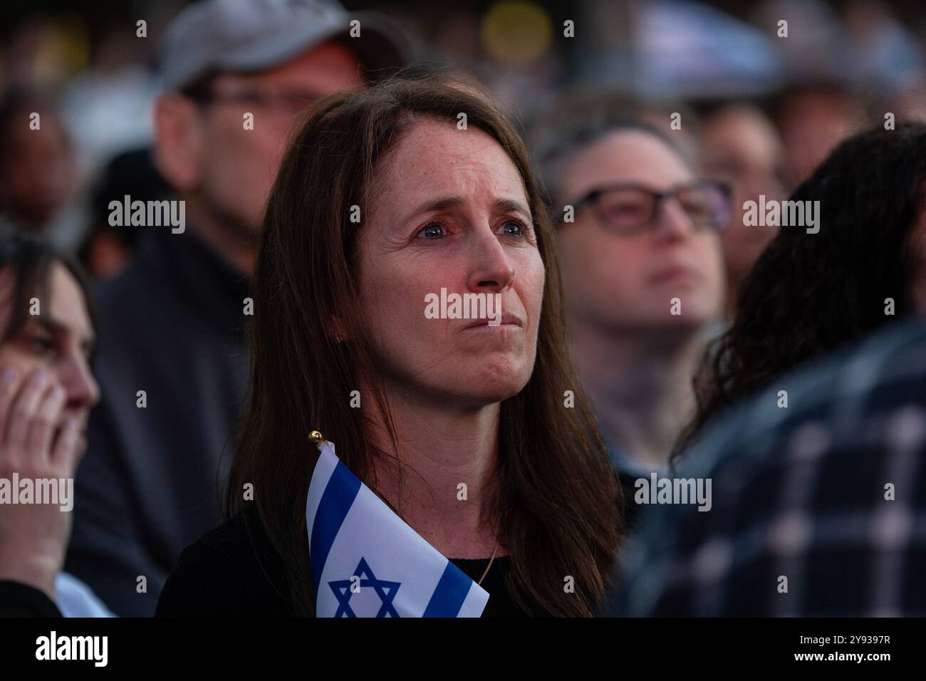 New York, New York, Stati Uniti. 7 ottobre 2024. Centinaia di persone hanno partecipato al Central Park di New York il 7 ottobre 2024 per commemorare il primo anniversario degli attentati terroristici del 7 ottobre in Israele. (Credit Image: © Lev Radin/Pacific Press via ZUMA Press Wire) SOLO PER USO EDITORIALE! Non per USO commerciale! Foto Stock