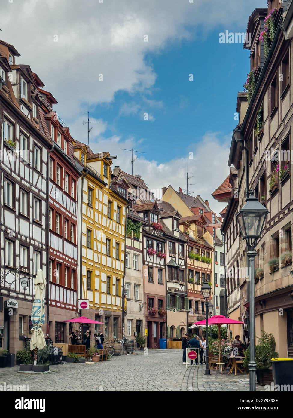 NORIMBERGA, GERMANIA - 25 LUGLIO 2023: Strada con vecchie case in legno nel centro storico di Norimberga. Norimberga è la seconda città più grande dello stato della Baviera Foto Stock