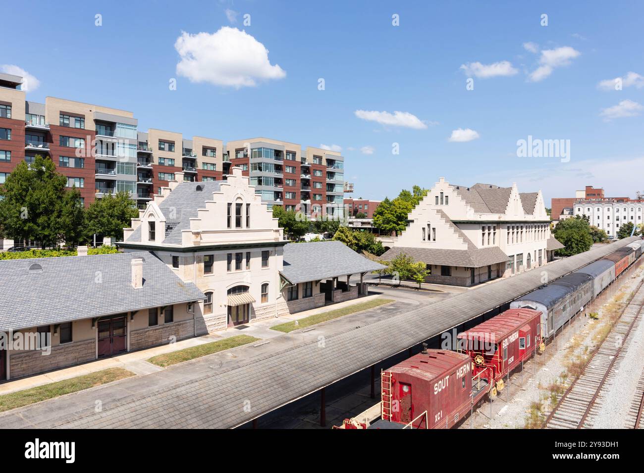 Knoxville, Tennessee, USA - settembre 16, 2024: Vista est dei binari dal viadotto di Gay St. Con le vecchie stazioni ferroviarie a sinistra e il complesso Regis che sorge alle spalle. Foto Stock