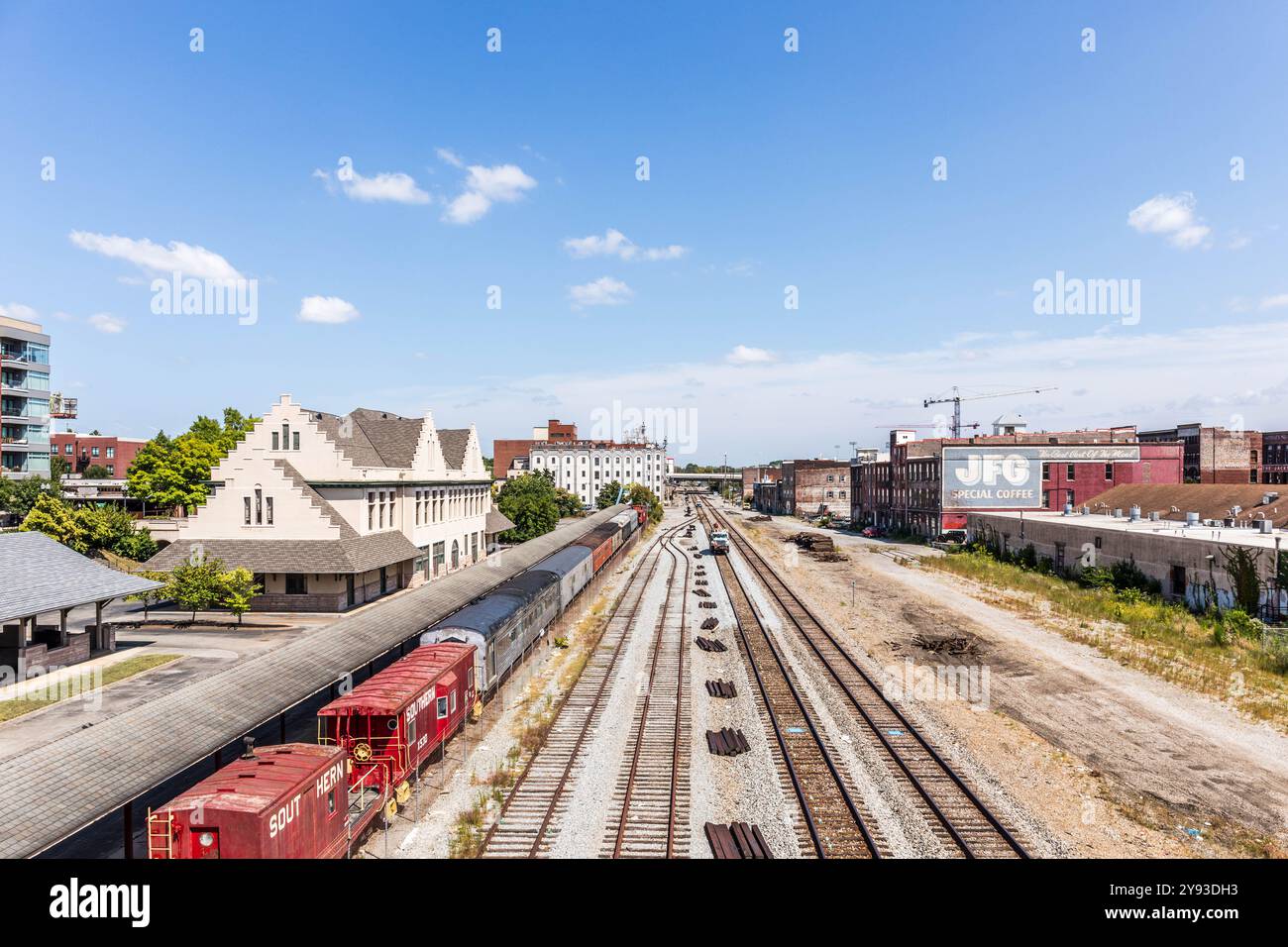 Knoxville, Tennessee, USA - settembre 16, 2024: Vista est dei binari del treno dal viadotto di Gay St. Con le stazioni ferroviarie a sinistra e gli edifici della città Vecchia a destra Foto Stock