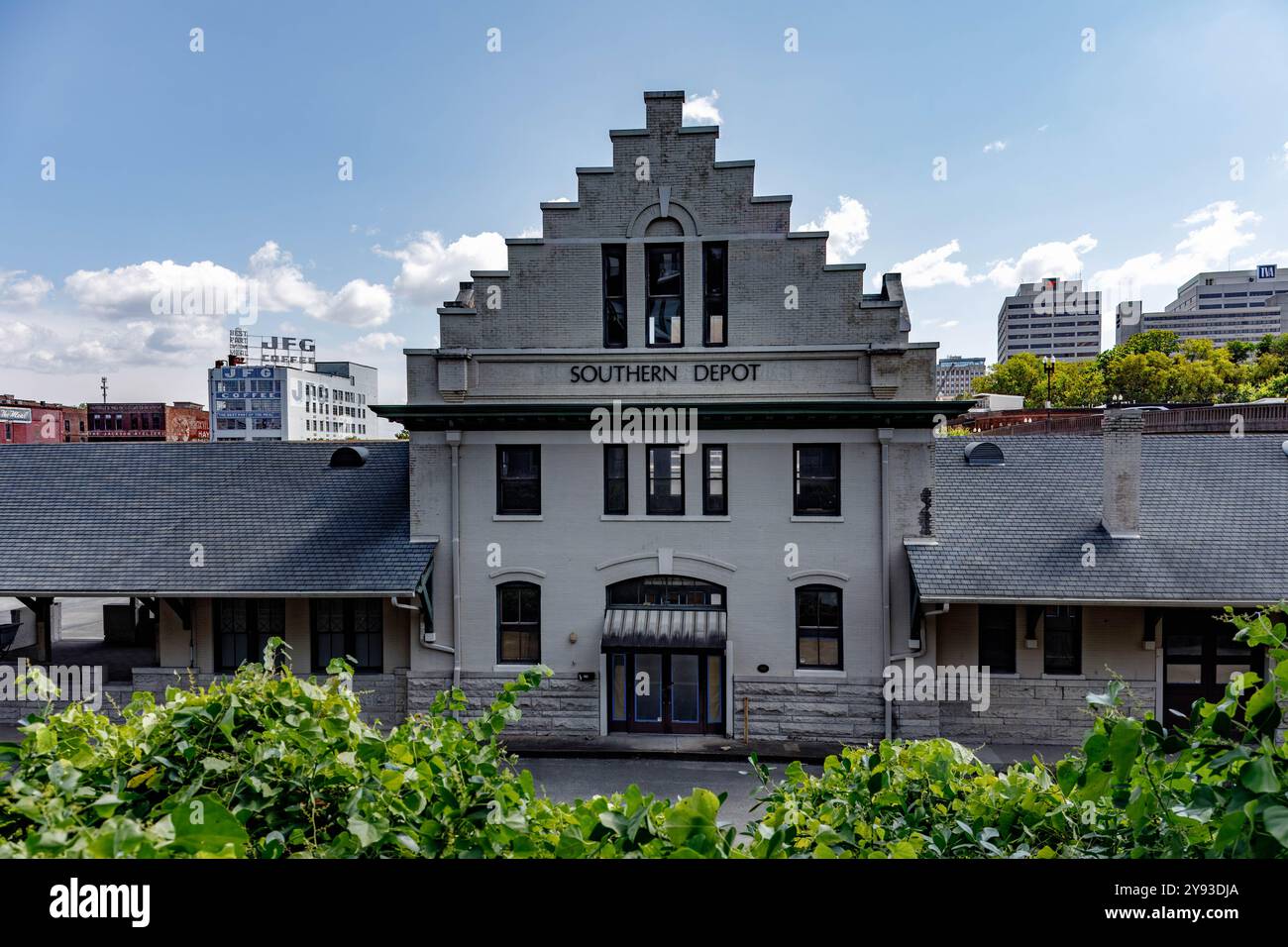 Knoxville, Tennessee, USA - settembre 16, 2024: Splendida vista della stazione ferroviaria di Southern Depot, con edifici distanti tra cui lo storico caffè JFG. Foto Stock