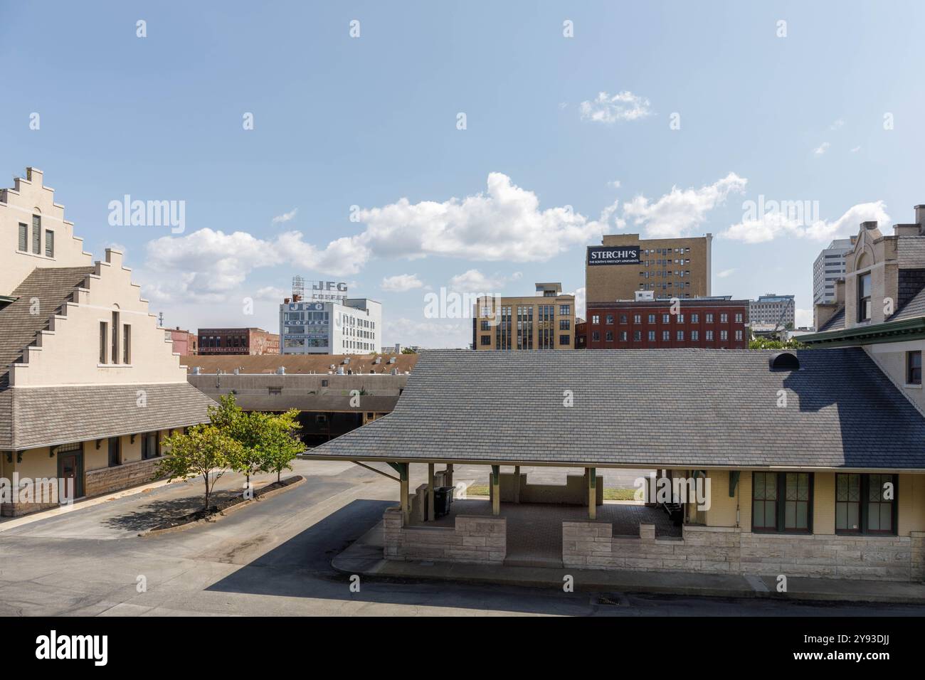 Knoxville, Tennessee, USA - settembre 16, 2024: Vista sulla veranda esterna della stazione ferroviaria di Southern Depot, con un lontano skyline della città. Foto Stock