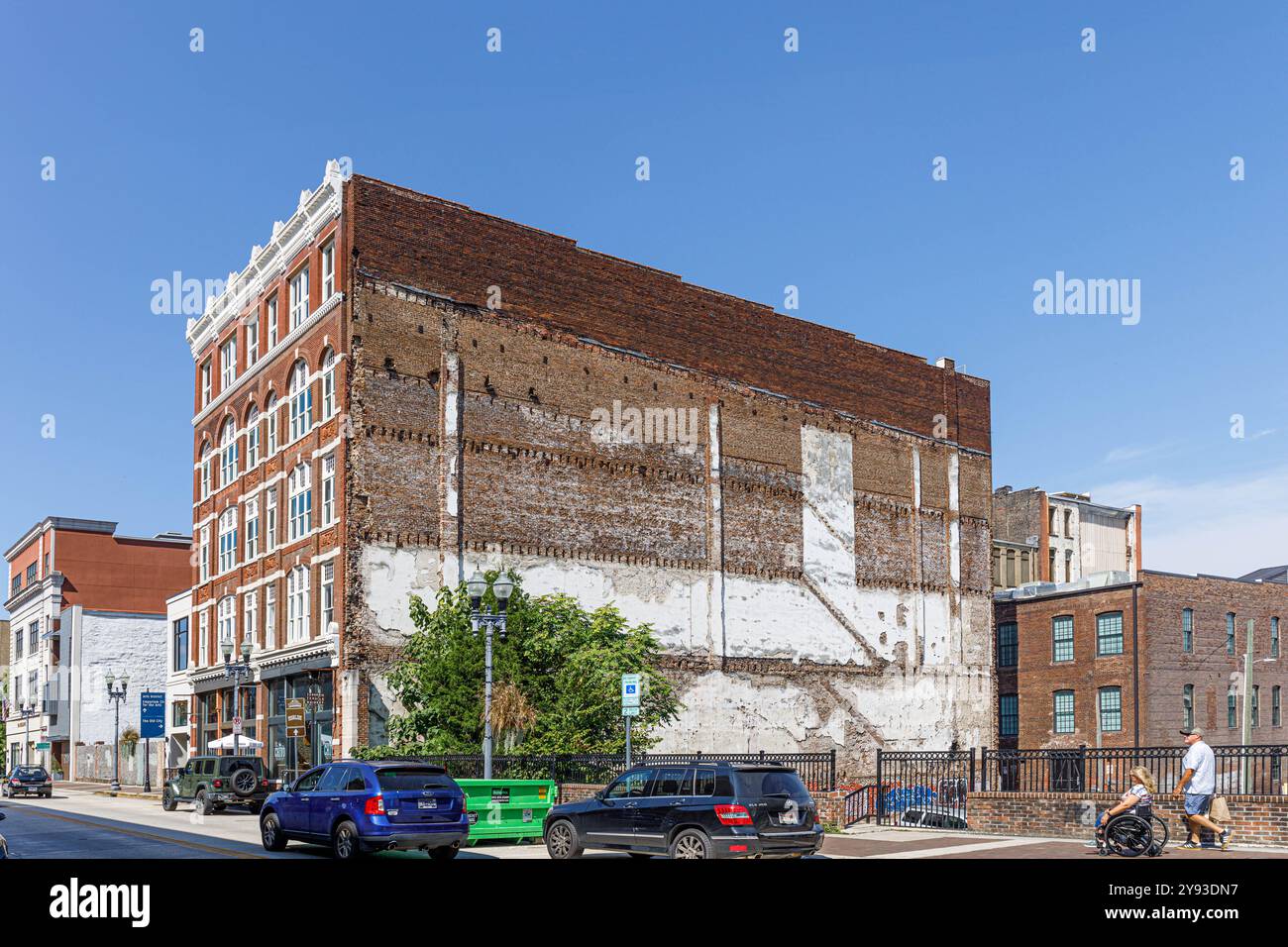Knoxville, Tennessee, USA - settembre 16, 2024: The Humble Hog, Chivo Taqueria, edificio storico degli inizi del XX secolo nel blocco 300 di S. Gay St. Foto Stock