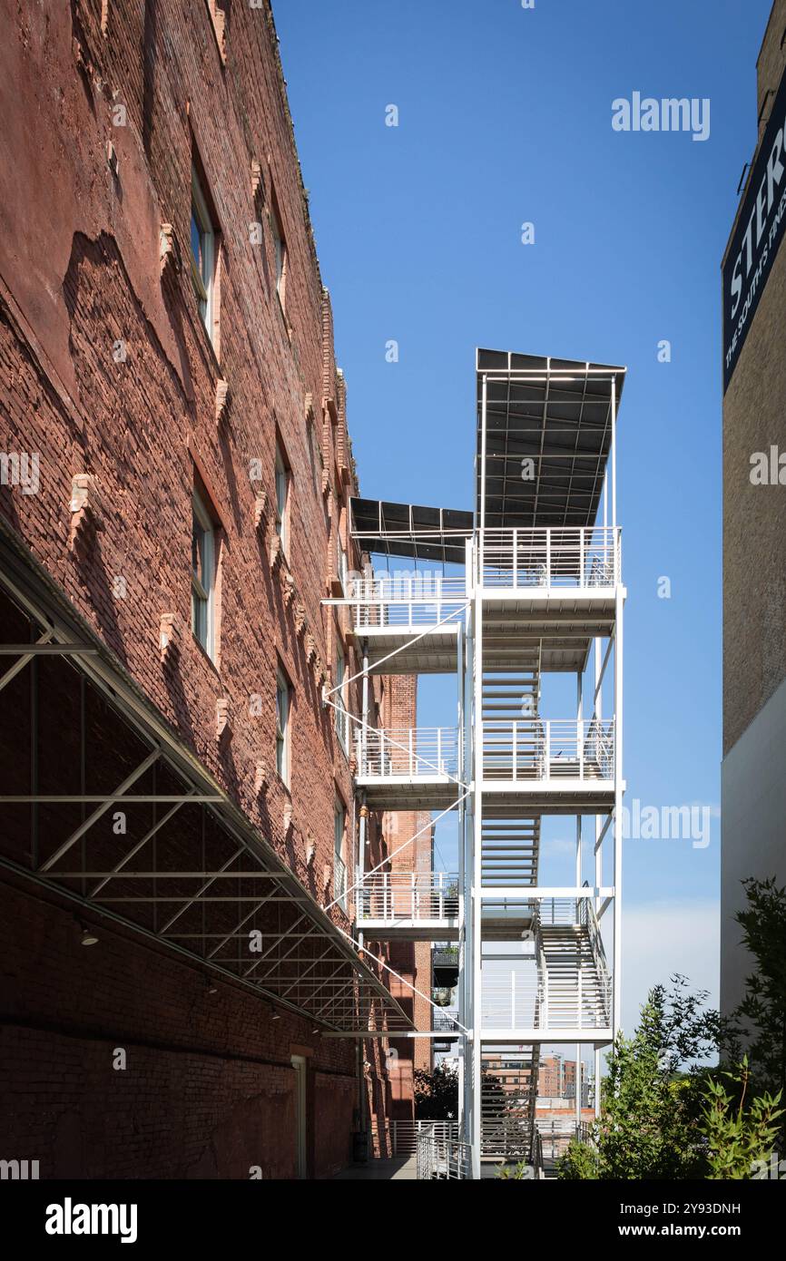 Knoxville, Tennessee, USA - settembre 16, 2024: Elaborate scale di fuga contro un cielo blu. Foto Stock
