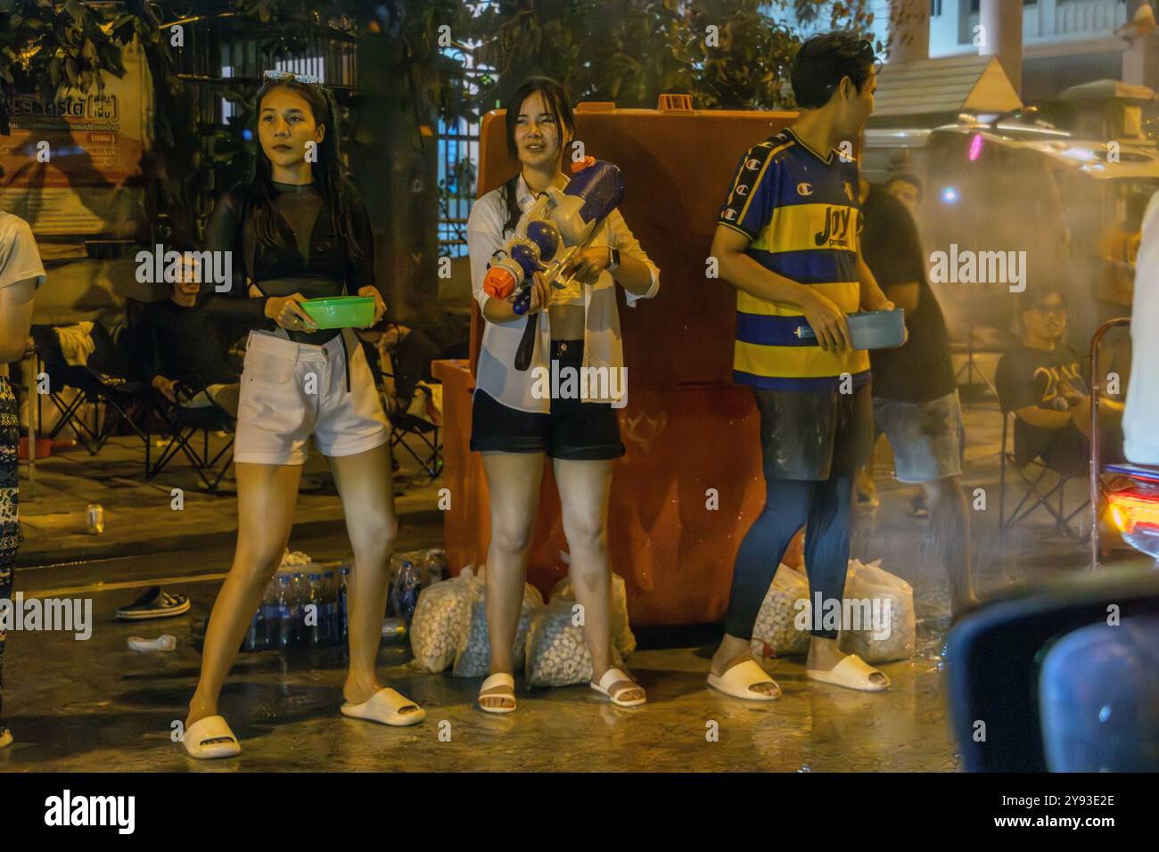SAMUT PRAKAN, THAILANDIA, 21 aprile 2024, la gente celebra la vacanza DI SONGKRAN nelle strade della città notturna Foto Stock