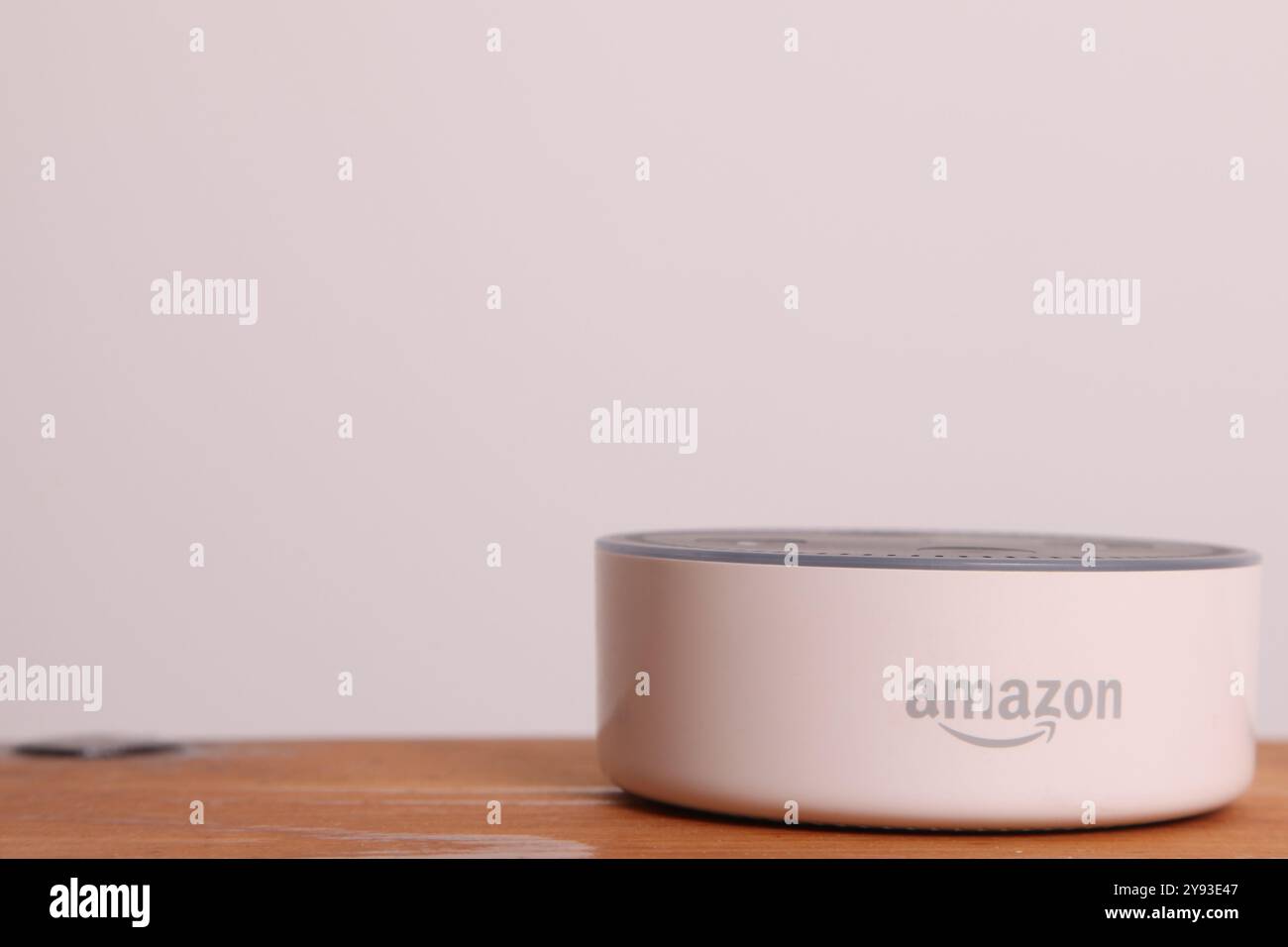Amazon Echo Dot 2a generazione, numero di modello bianco RS03QR Foto Stock