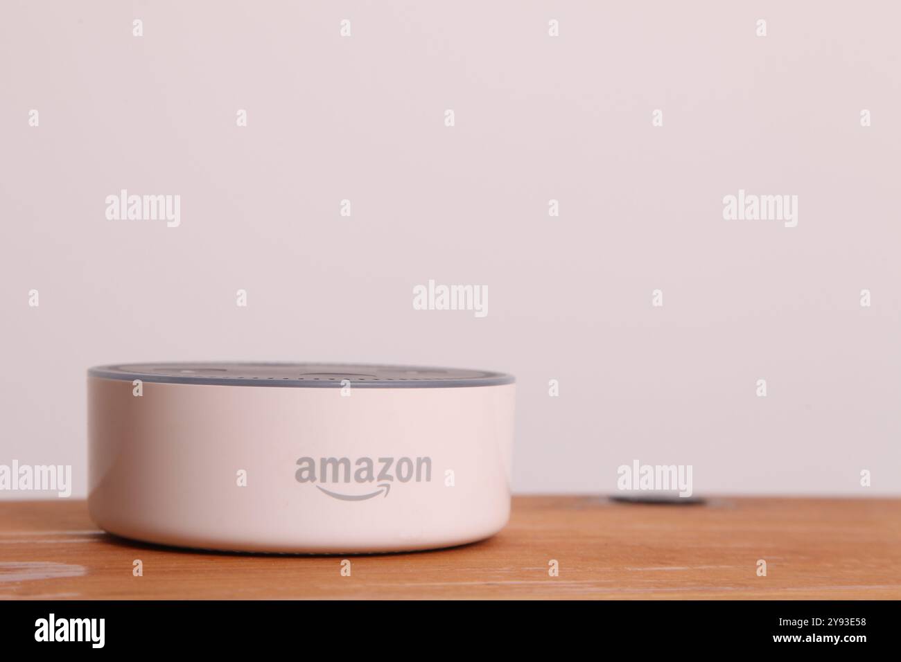 Amazon Echo Dot 2a generazione, numero di modello bianco RS03QR Foto Stock