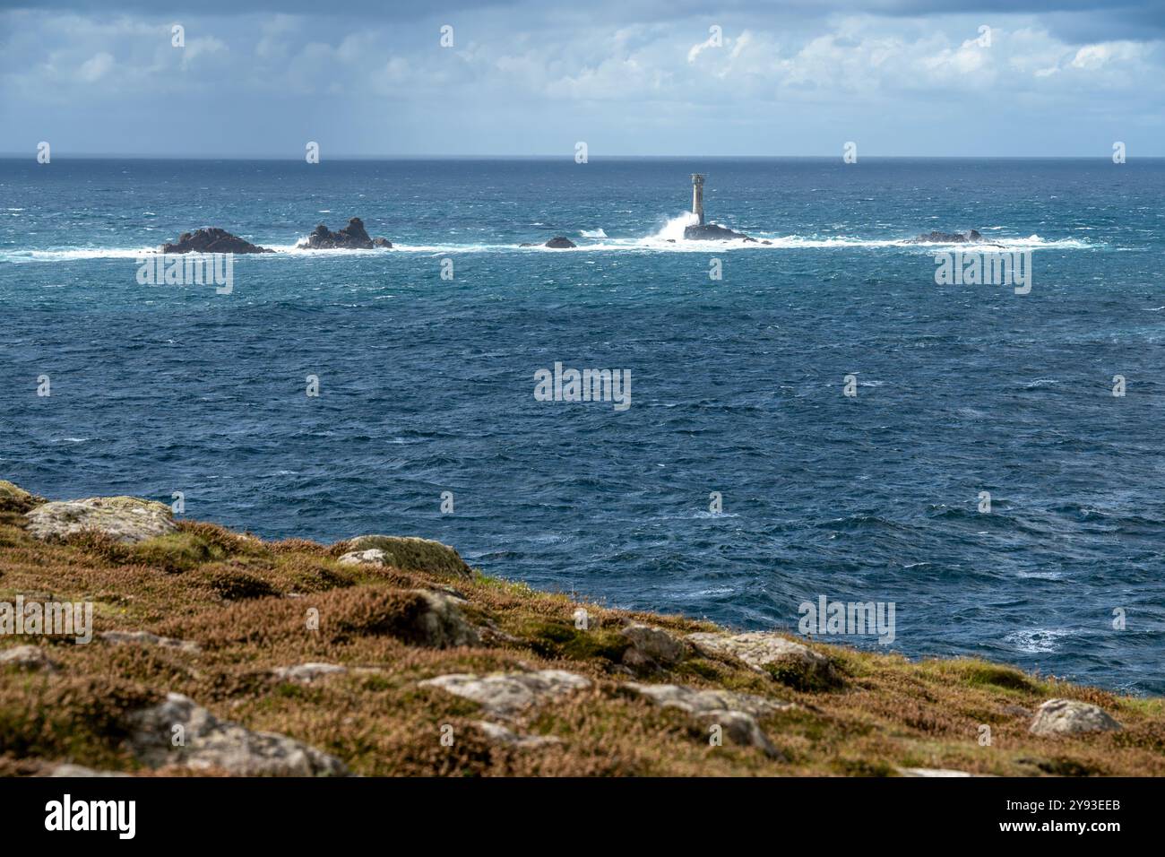 Longships Lighthouse visto dalla costa di Land's End in Cornovaglia, Inghilterra Foto Stock