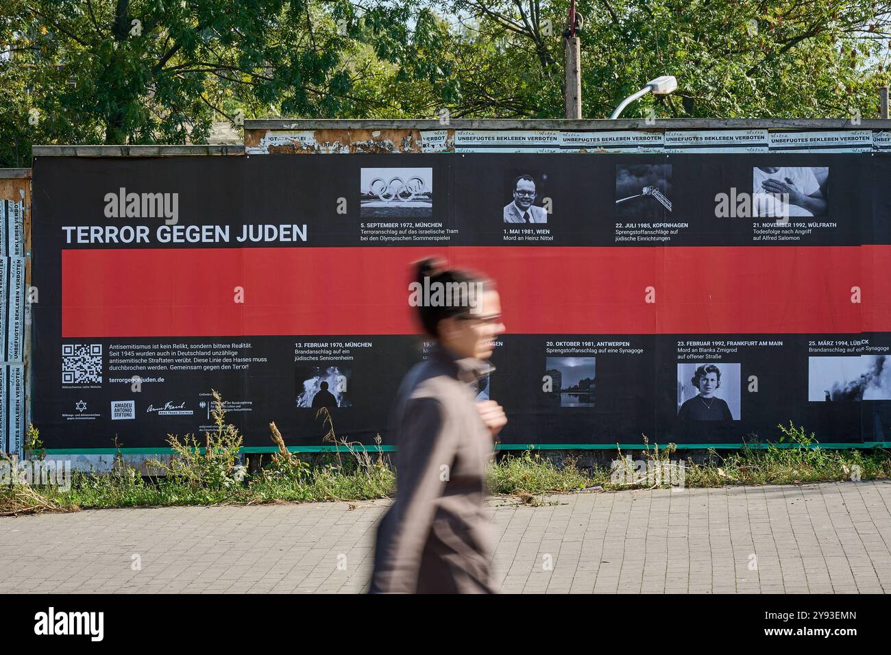 Kampagnenstart der Aktionswochen gegen Antisemitismus am 08.10.2024 mit einem 10 Meter langen Plakat an der Warschauer Strasse, im Berliner Bezirk Friedrichshain. Die Amadeu Antonio Stiftung und das Anne Frank Zentrum machen im Rahmen der diesjaehrigen Aktionswochen gegen Antisemitismus auf die anhaltende Bedrohung von Juedinnen und Juden aufmerksam. MIT der bundesweiten Plakatkampagne Terror gegen Juden erinnern die beiden Organisationen seit Dienstag bundesweit an die Opfer judenfeindlicher Straftaten seit 1945. Ziel der Kampagne ist den beiden Veranstaltern zufolge gegen die vom Antisemitis Foto Stock