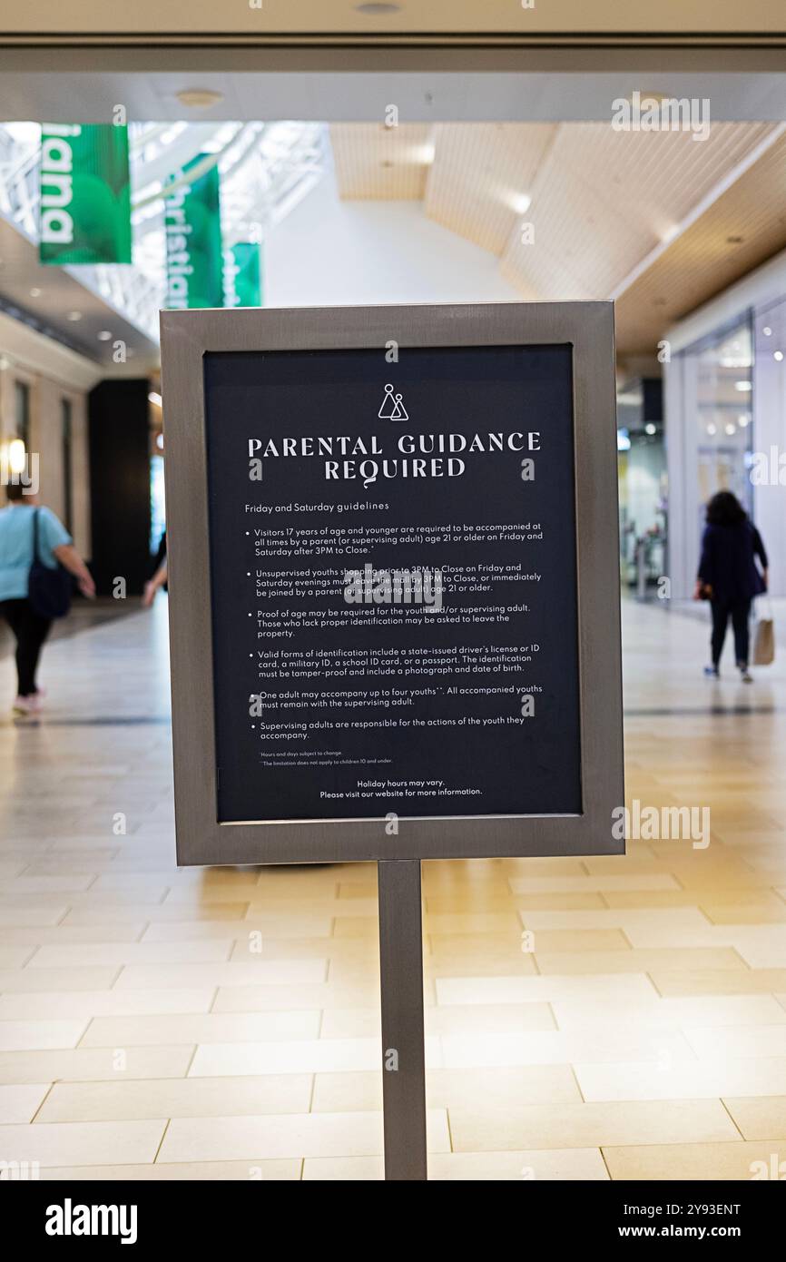 Firmare con le linee guida per genitori e bambini sotto i 17 anni che richiedono la supervisione del venerdì e del sabato dalle 15:00 alla chiusura. In un centro commerciale di Newark, Delaware. Foto Stock