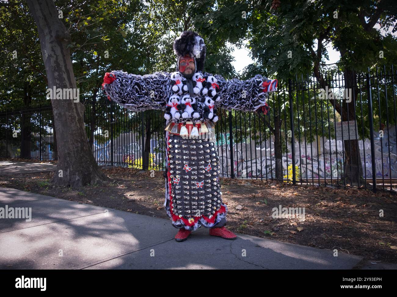 Un uomo di mezza età del gruppo di danza Manusos USA posa per una foto prima della Festa dei Domenicani a Jackson Heights, Queens, New York. Foto Stock