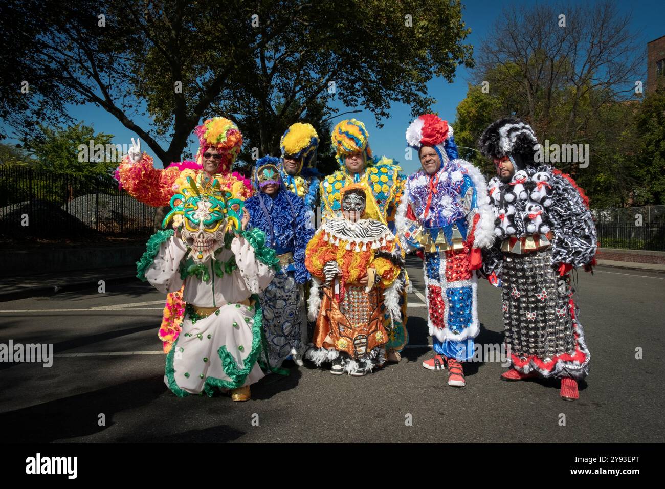 Una foto di gruppo di 6 uomini e un bambino di 7 anni, il tutto in costumi elaborati. Prima della Parata Dominicana. A Jackson Heights, Queens, New York, 2024. Foto Stock
