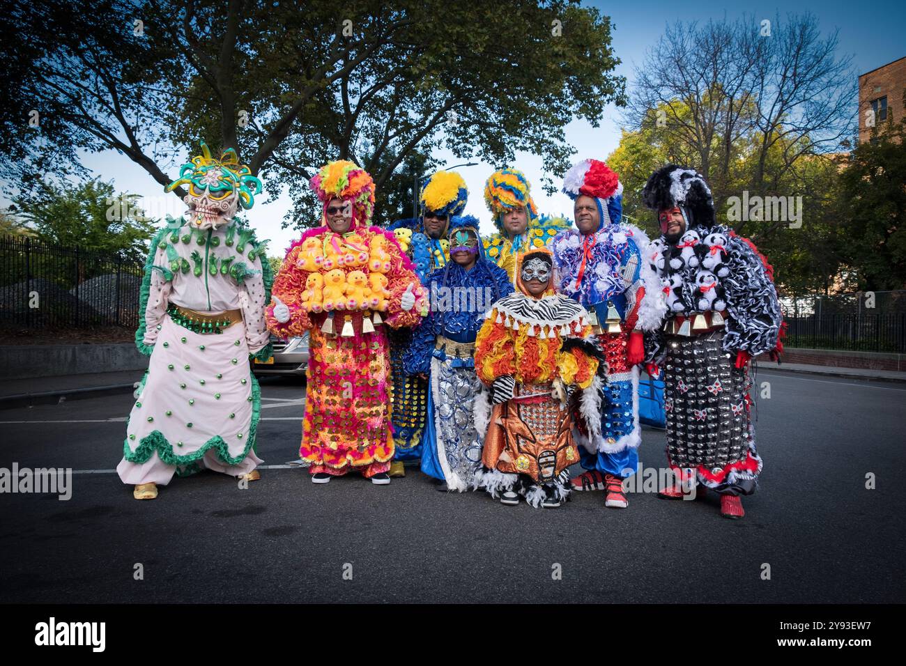 Una foto di gruppo di 6 uomini e un bambino di 7 anni, il tutto in costumi elaborati. Prima della Parata Dominicana. A Jackson Heights, Queens, New York, 2024. Foto Stock