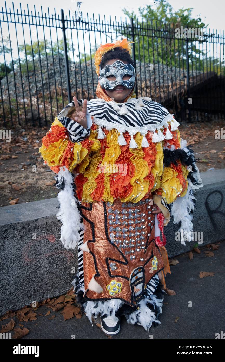 Ritratto in posa di un bambino domenicano americano di 7 anni in un colorato costume elegante prima dell'inizio della Parata Dominicana nel Queens, New York. Foto Stock