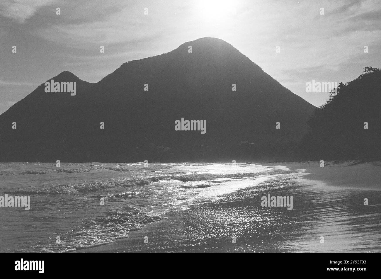 Spiaggia di costa Martinica con montagne vulcaniche sullo sfondo Foto Stock