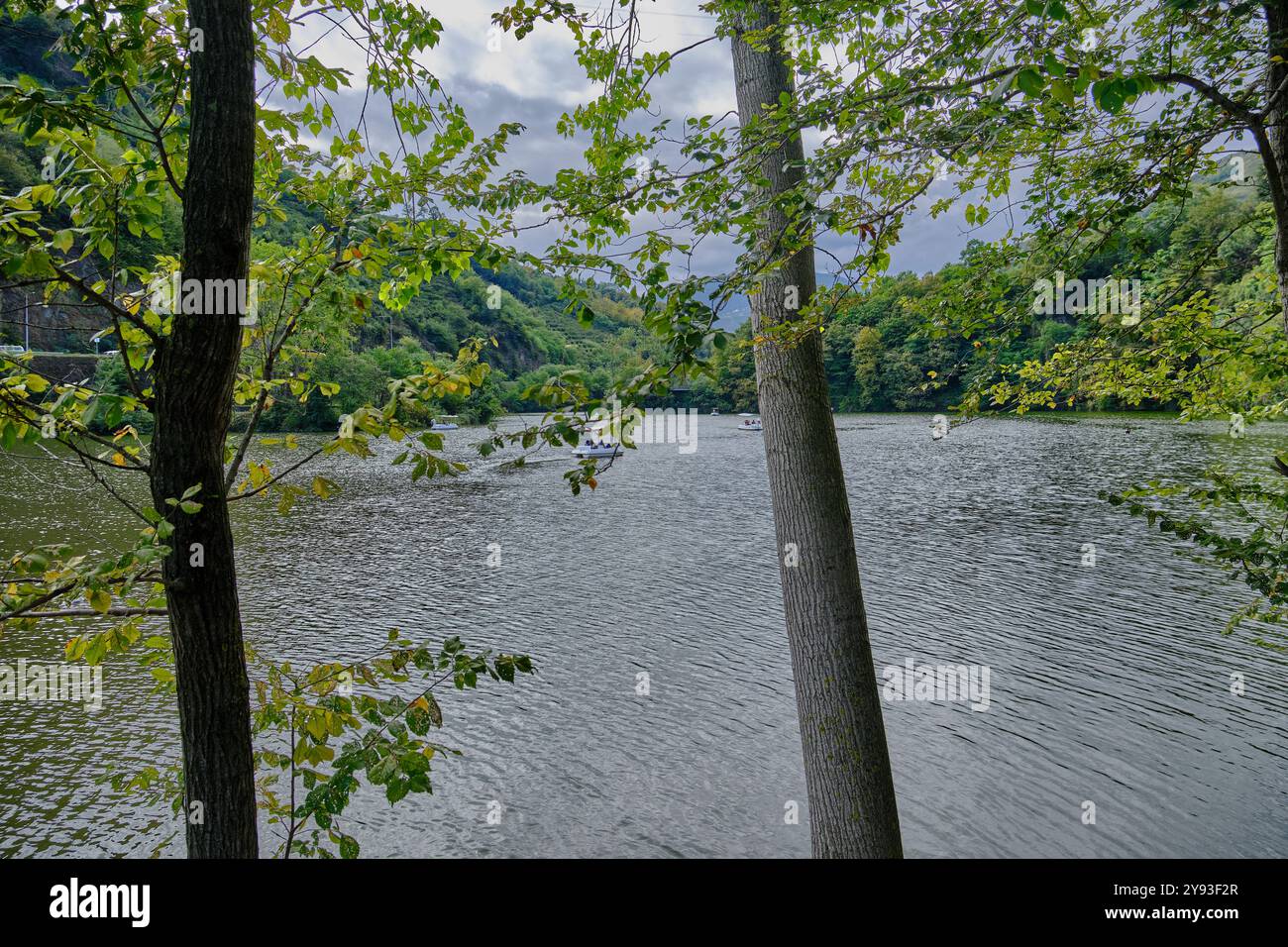Lago sera Gölü (lago Trabzon) a Trabzon, Turchia, vista alla luce del giorno con montagne e nuvole nel cielo sullo sfondo Foto Stock