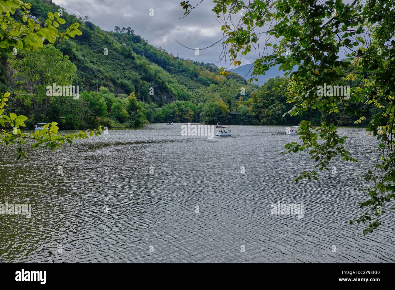 Lago sera Gölü (lago Trabzon) a Trabzon, Turchia, vista alla luce del giorno con montagne e nuvole nel cielo sullo sfondo Foto Stock