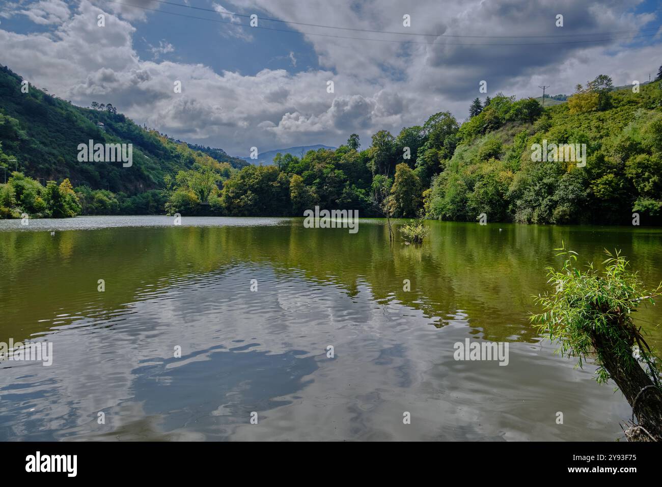 Lago sera Gölü (lago Trabzon) a Trabzon, Turchia, vista alla luce del giorno con montagne e nuvole nel cielo sullo sfondo Foto Stock