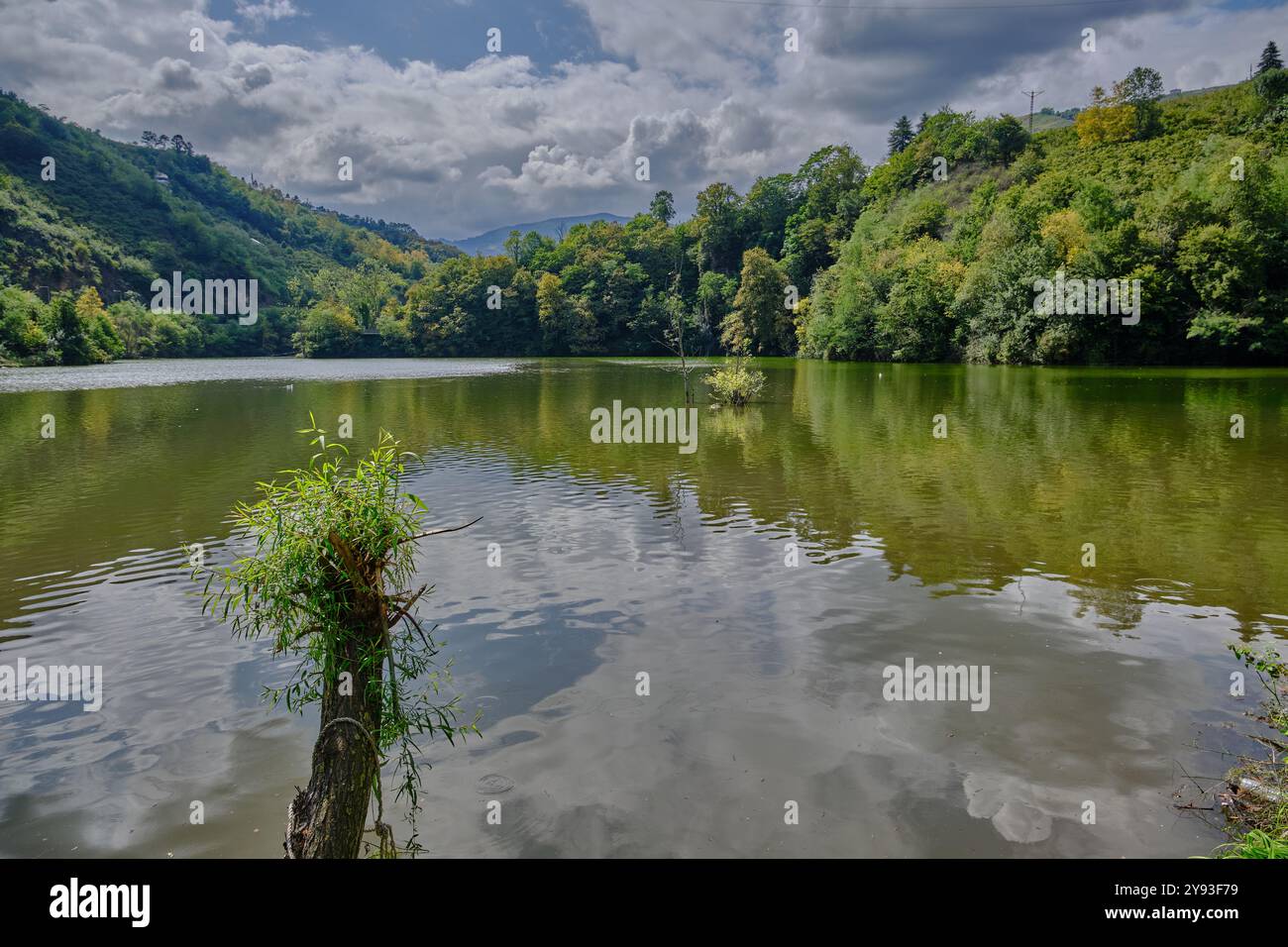 Lago sera Gölü (lago Trabzon) a Trabzon, Turchia, vista alla luce del giorno con montagne e nuvole nel cielo sullo sfondo Foto Stock