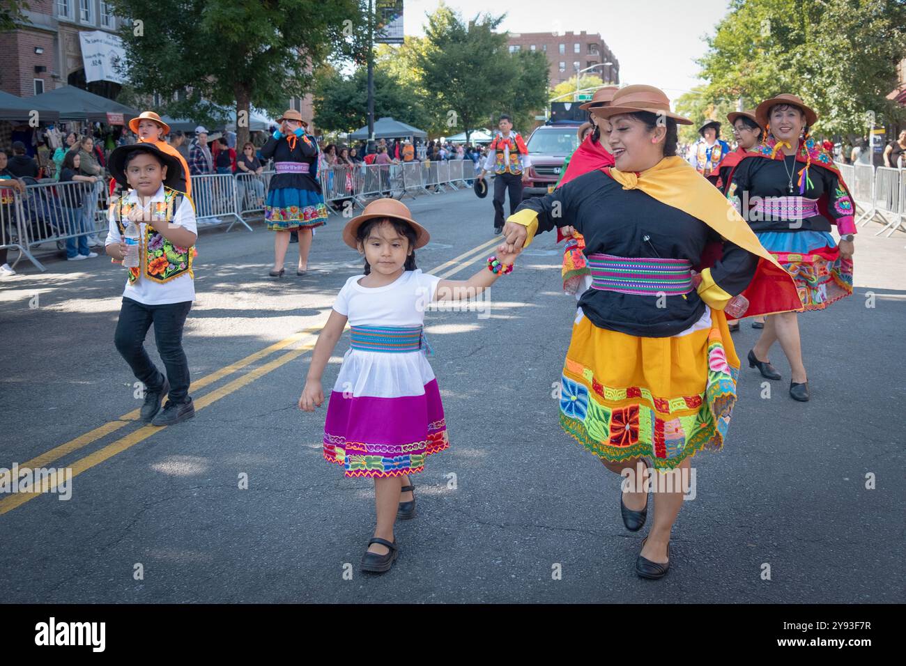 Un momento di madre figlia come una compagnia di danza peruviana marcia nella Hispanic Heritage Parade del 2024 sulla 37th Ave a Jackson Heights, Queens, New York. Foto Stock