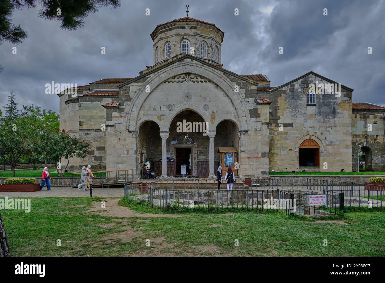 Hagia Sophia (greco: Αγία Σοφία, che significa "la Santa saggezza"; turco: Ayasofya) a Trabzon, Turchia. Vista esterna con luce naturale Foto Stock