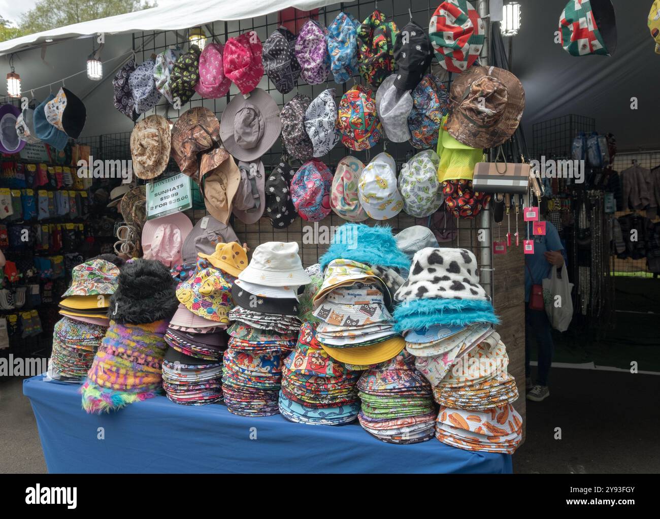 Un venditore di cappelli estivi alla fiera della contea di Dutchess a Rhinebeck, New York, nell'estate del 2024. Foto Stock