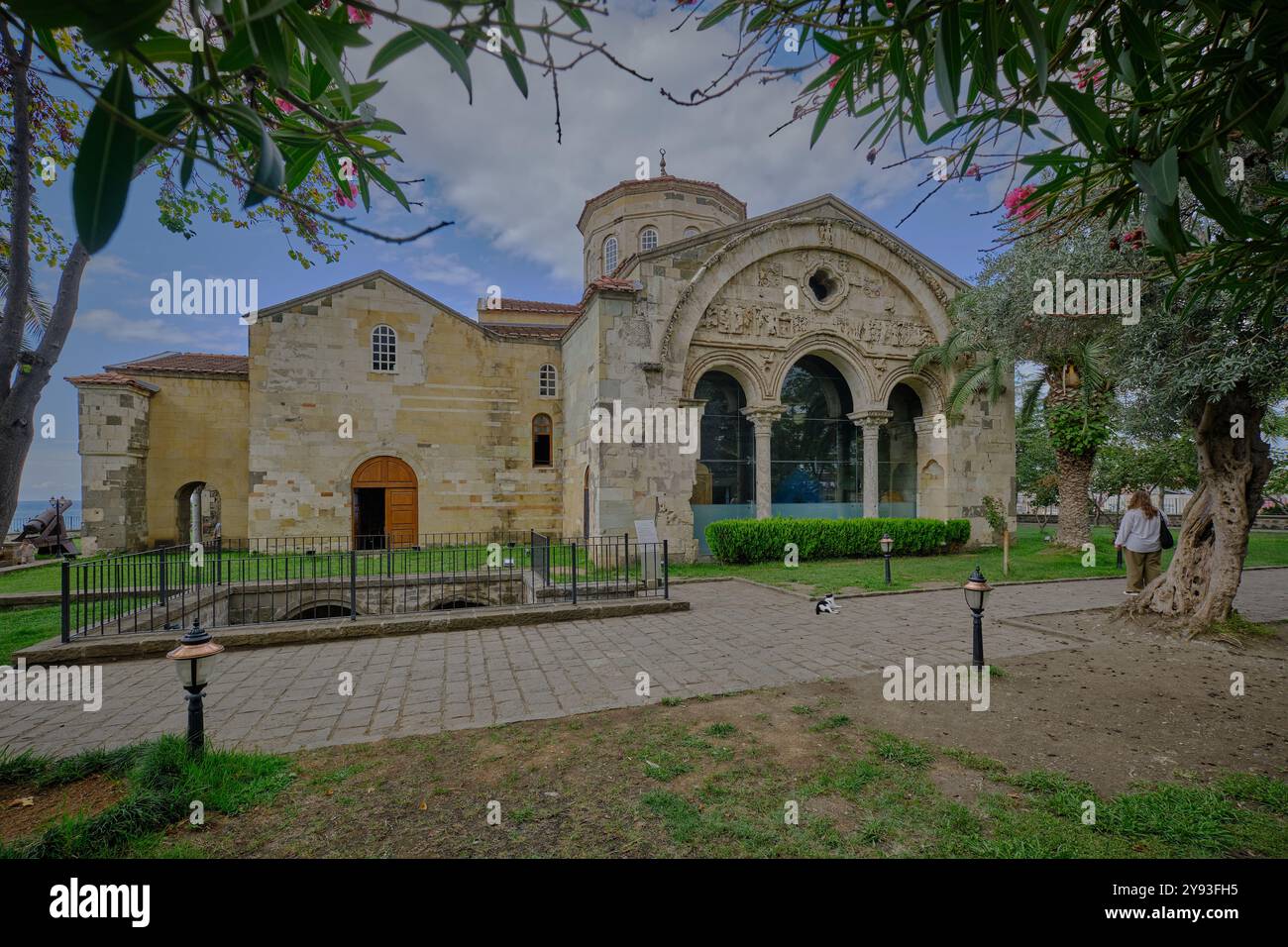 Hagia Sophia (greco: Αγία Σοφία, che significa "la Santa saggezza"; turco: Ayasofya) a Trabzon, Turchia. Vista esterna con luce naturale Foto Stock