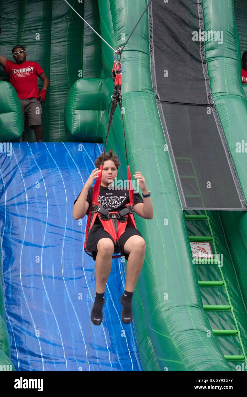 NIENTE MANI sotto un occhio vigile, il ragazzo cavalca la zip Line Amazon a mani libere durante la festa del Putnam Valley Town Day del 2024 nella contea di Putnam, New York. Foto Stock