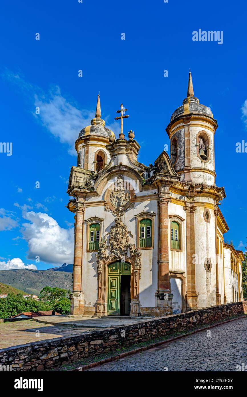 Cattedrale barocca nella storica città di Ouro Preto illuminata dal sole Foto Stock