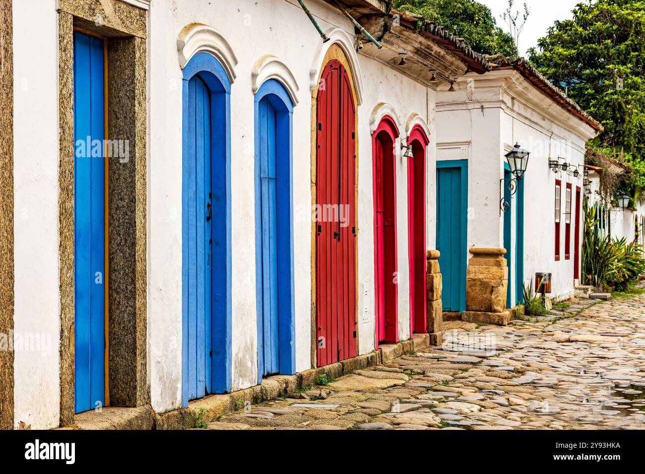 Facciata di vecchie case in architettura coloniale con le loro porte colorate Foto Stock