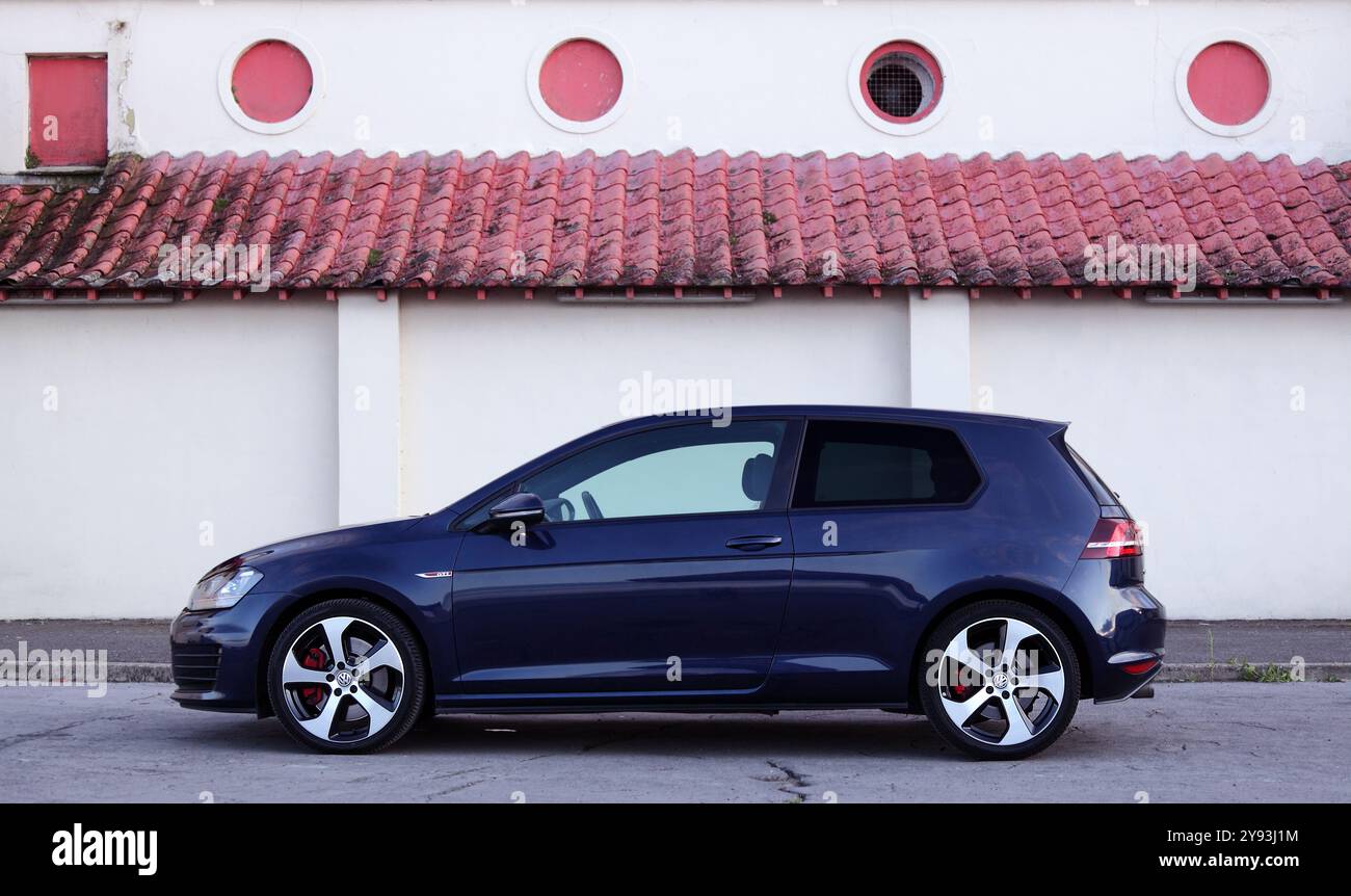 Volkswagen VW Golf GTI Performance Mark 7 Mk VII auto. Tre modelli a tre porte in blu scuro con cerchi in lega VW Austin. Foto Stock