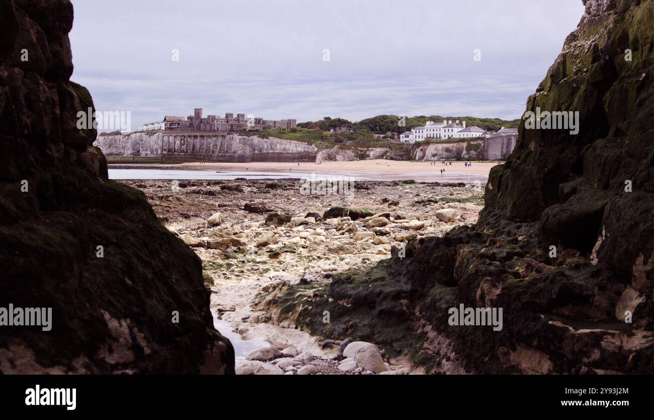 Castello di Kingsgate, Holland House e litorale di gesso visti attraverso scogliere di gesso a Kingsgate Bay e Kingsgate Beach, Thanet Foto Stock