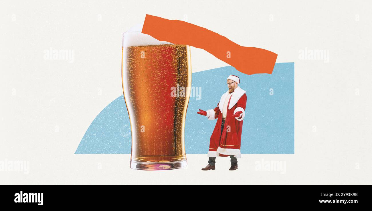 Collage d'arte contemporanea. L'uomo con la tuta di Babbo Natale si trova accanto a un'enorme pinta di birra. È il momento di Babbo Natale per rilassarsi dopo aver consegnato regali con un drink natalizio. Foto Stock