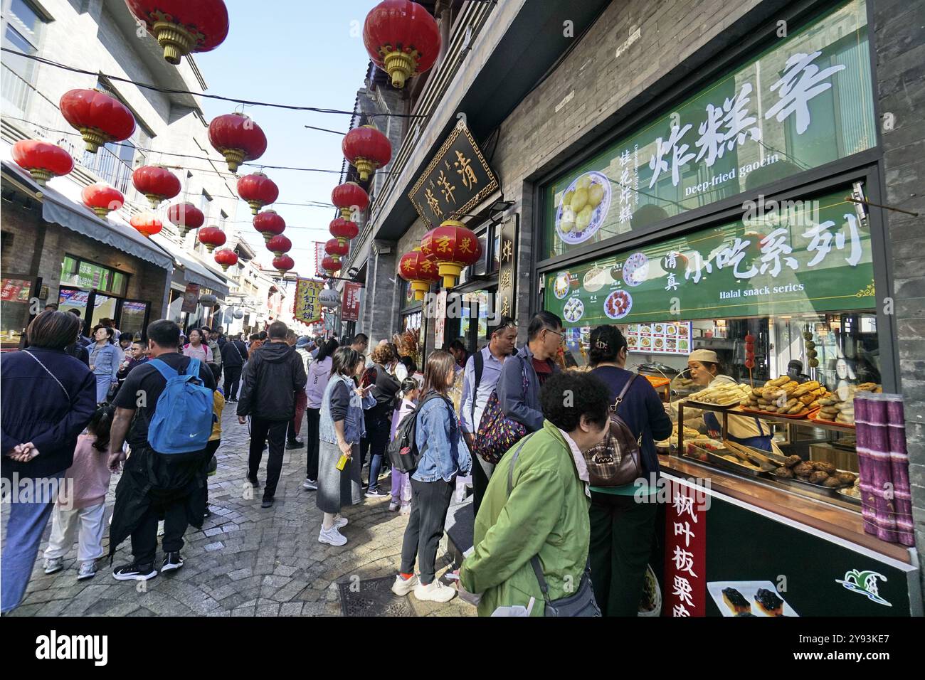 Pechino, Cina. 7 ottobre 2024. I turisti assaggiano il cibo nella strada pedonale Qianmen a Pechino, capitale della Cina, 7 ottobre 2024. Crediti: Li Xin/Xinhua/Alamy Live News Foto Stock