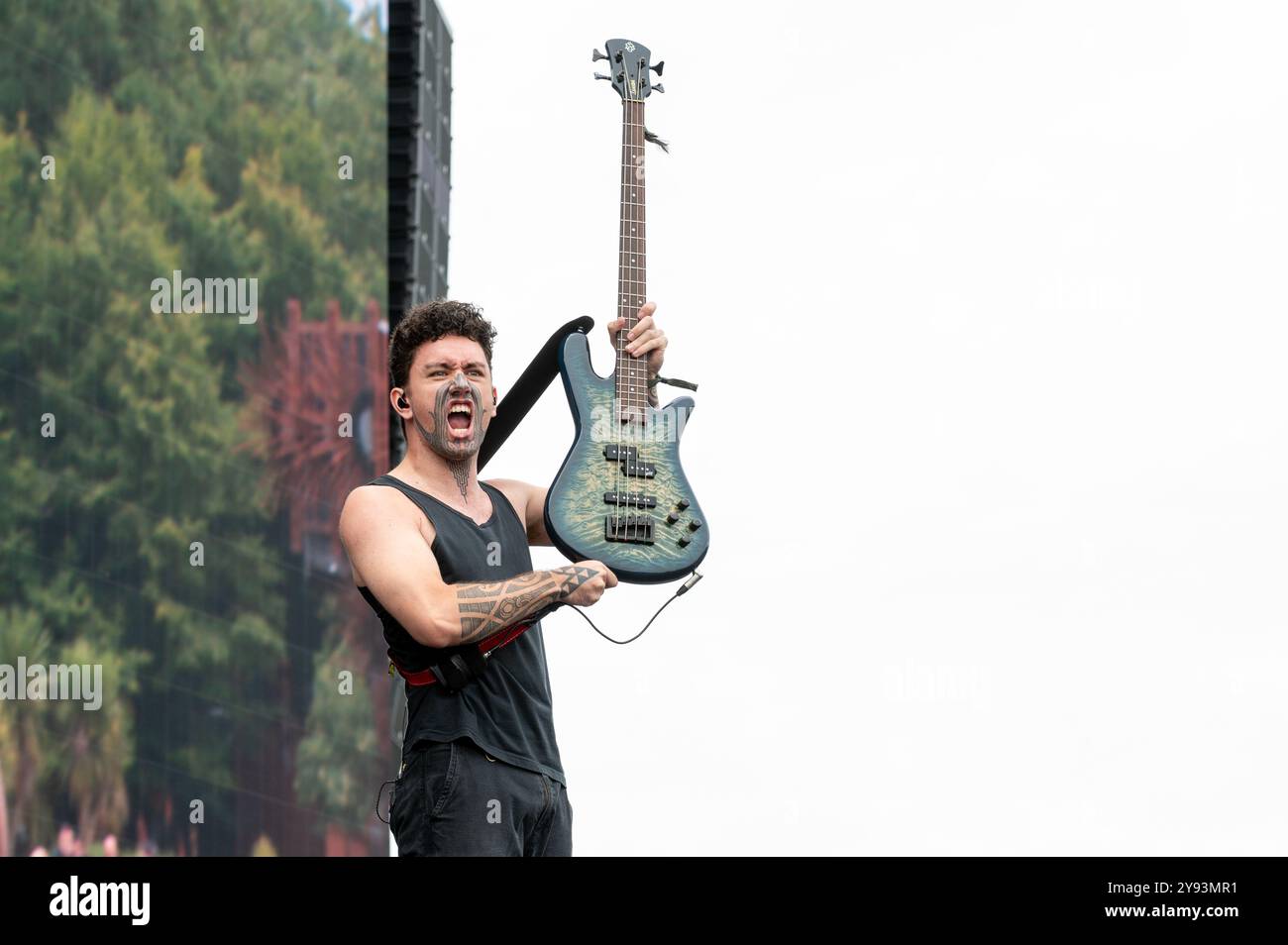 29 giugno 2024: Tūranga Morgan-Edmonds si esibisce con armi aliene all'Hellfest Open Air festival di Clisson, in Francia Foto Stock