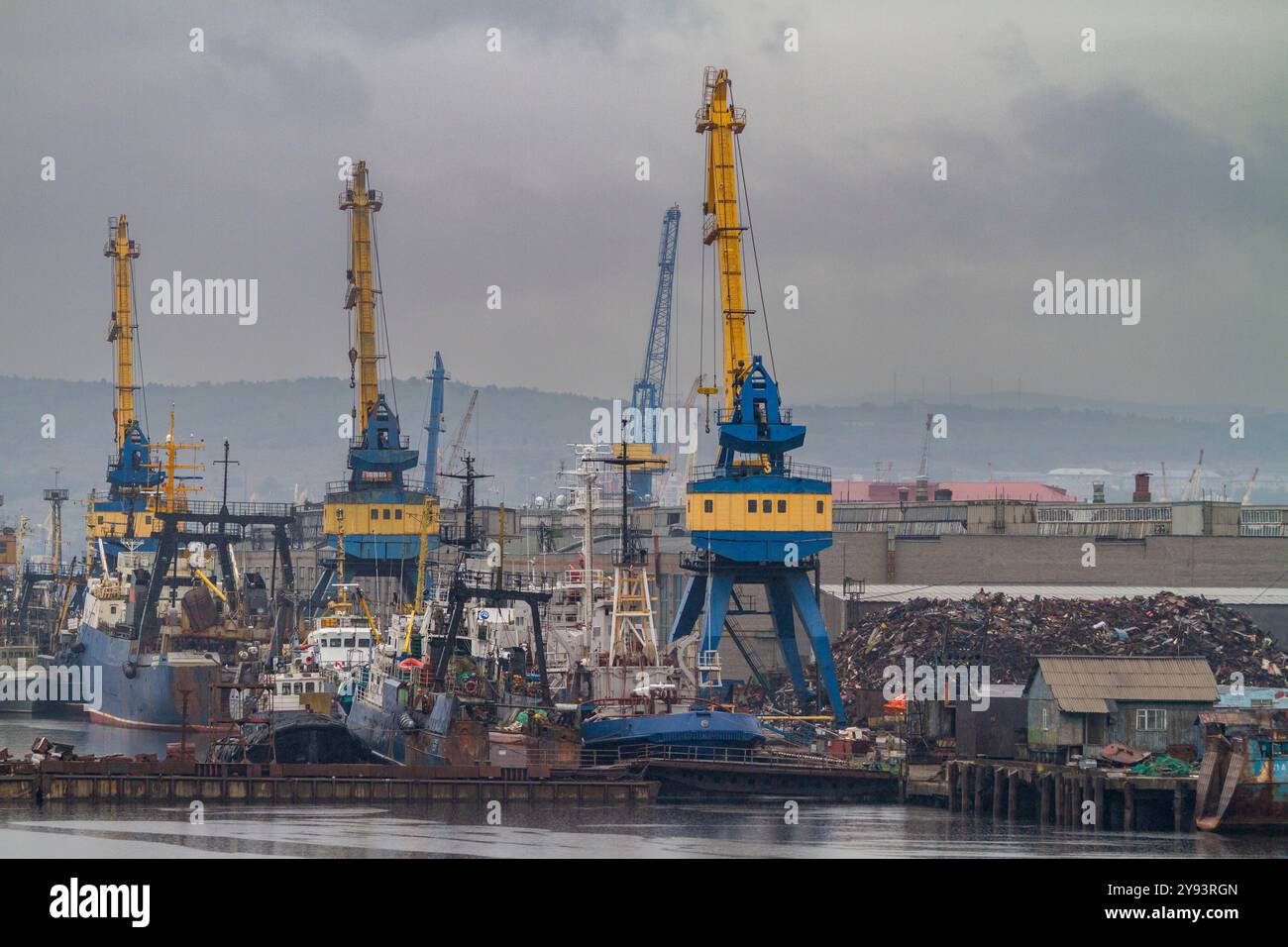 Una vista della città portuale russa industriale e militarizzata di Murmansk sulla costa settentrionale della penisola di Kola, Oblast di Murmansk, Russia, Artico Foto Stock
