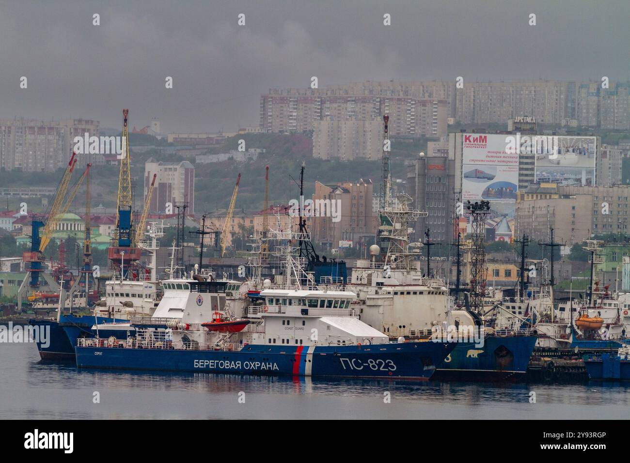 Una vista della città portuale russa industriale e militarizzata di Murmansk sulla costa settentrionale della penisola di Kola, Oblast di Murmansk, Russia, Artico Foto Stock