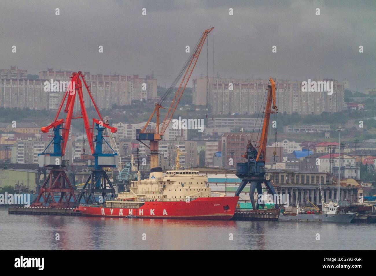 Una vista della città portuale russa industriale e militarizzata di Murmansk sulla costa settentrionale della penisola di Kola, Oblast di Murmansk, Russia, Artico Foto Stock