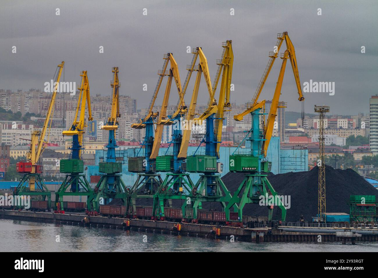 Una vista della città portuale russa industriale e militarizzata di Murmansk sulla costa settentrionale della penisola di Kola, Oblast di Murmansk, Russia, Artico Foto Stock
