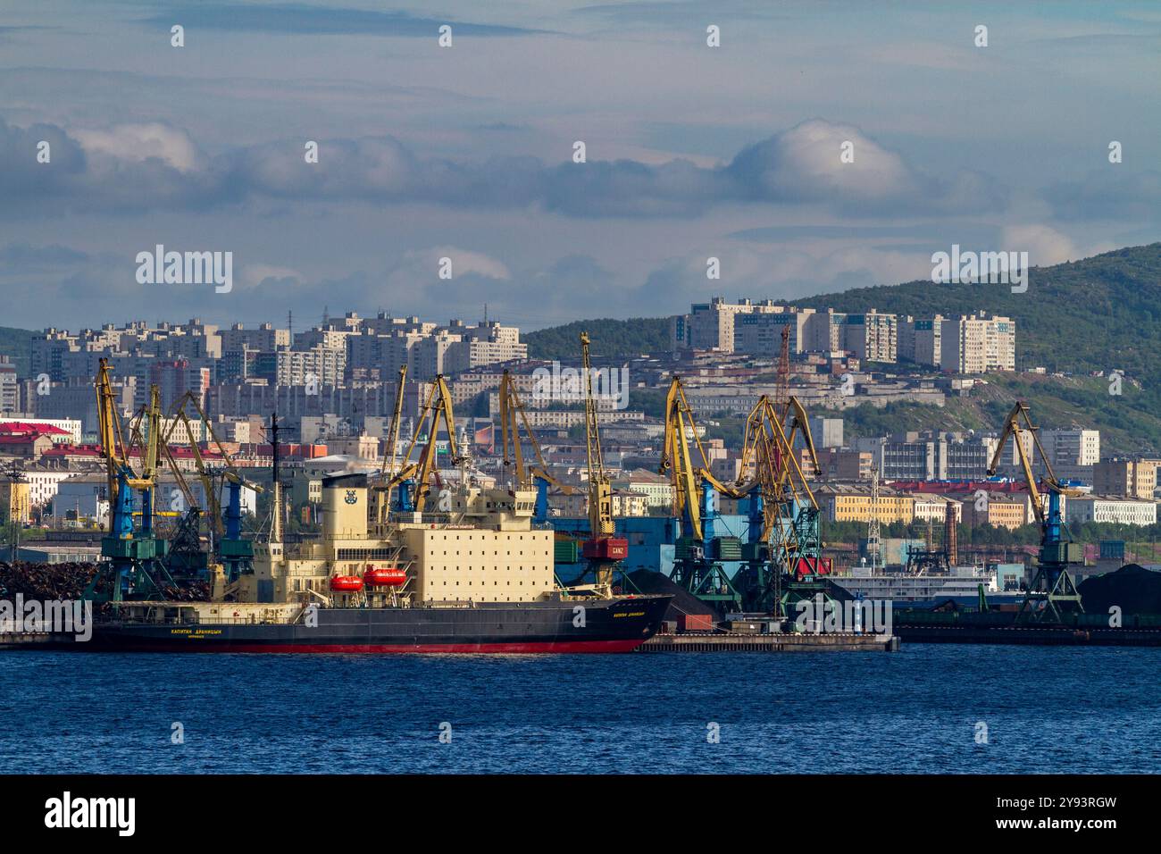 Una vista della città portuale russa industriale e militarizzata di Murmansk sulla costa settentrionale della penisola di Kola, Oblast di Murmansk, Russia, Artico Foto Stock