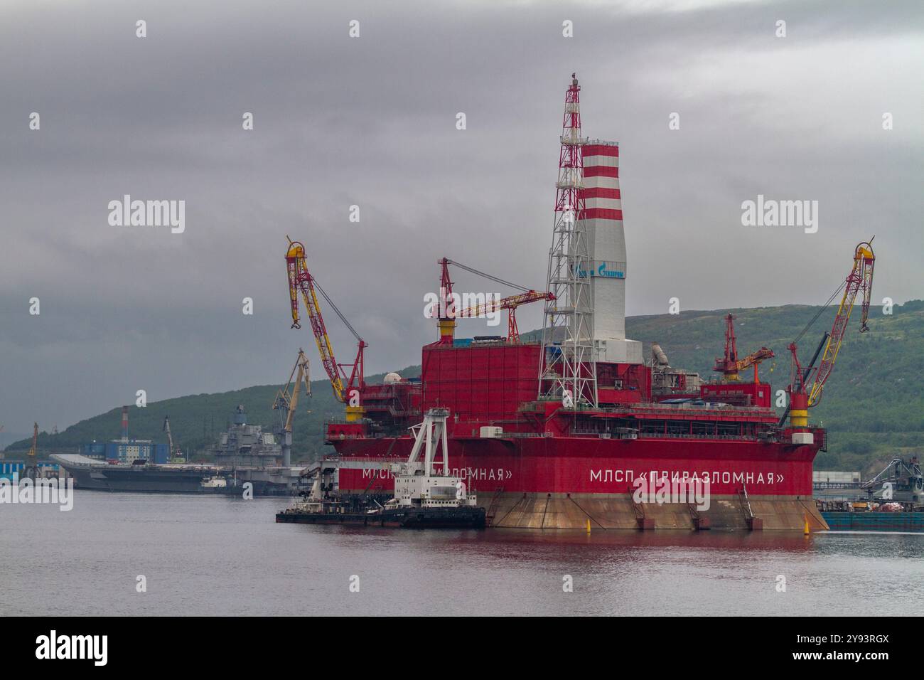 Una vista della città portuale russa industriale e militarizzata di Murmansk sulla costa settentrionale della penisola di Kola, Oblast di Murmansk, Russia, Artico Foto Stock