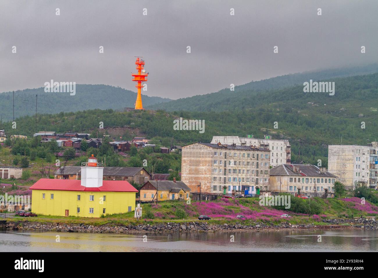 Una vista della città portuale russa industriale e militarizzata di Murmansk sulla costa settentrionale della penisola di Kola, Oblast di Murmansk, Russia, Artico Foto Stock