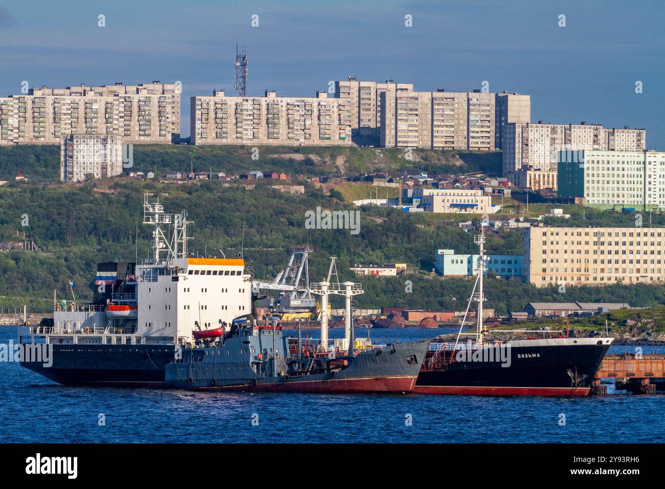 Una vista della città portuale russa industriale e militarizzata di Murmansk sulla costa settentrionale della penisola di Kola, Oblast di Murmansk, Russia, Artico Foto Stock