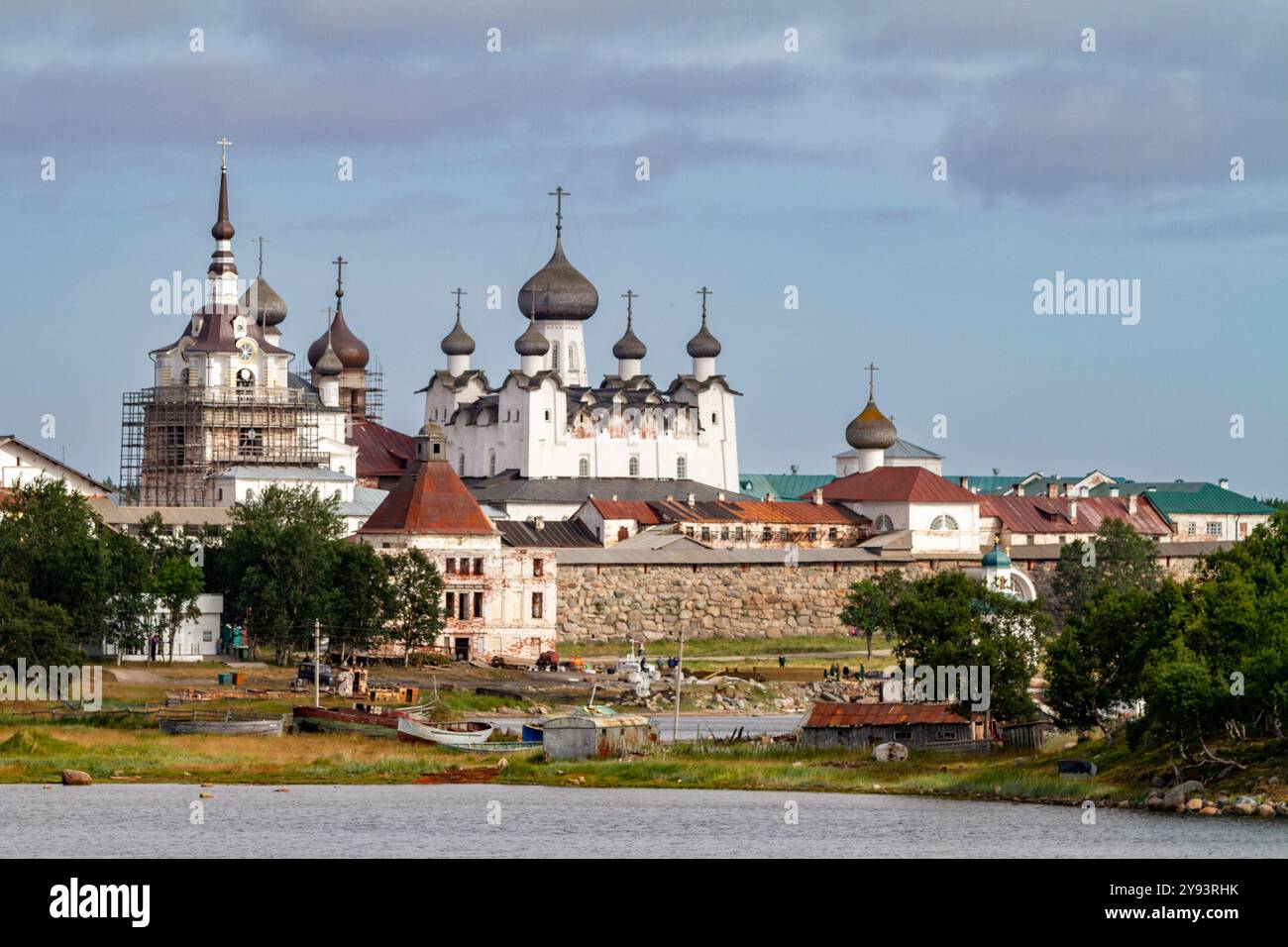 Una vista del monastero ortodosso russo Solovetsky fondato nel 1436 da due monaci sull'isola di Bolshoy, UNESCO, Onega Bay, Arkhangel Oblast, Russia Foto Stock